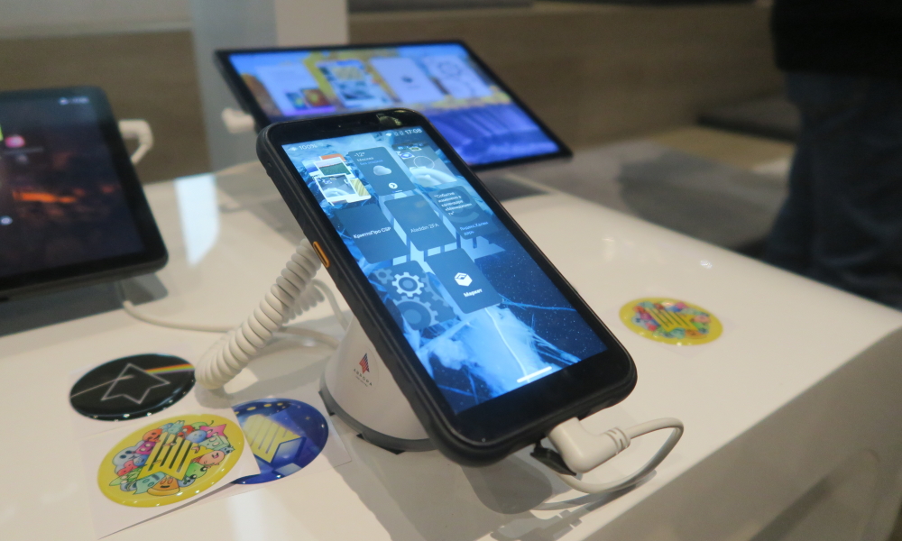 Отечественный смартфон для госслужащих начали продавать в розницу за 15 тыс. рублей